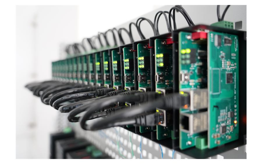CHANEXT 承衍 EXT 模块化 I/O 扩展单元实物（成排安装于导轨）